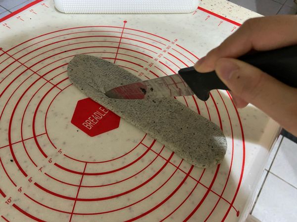 再將麵團桿長條，再拿出小刀畫出三至四條（不要畫到上面跟下面）