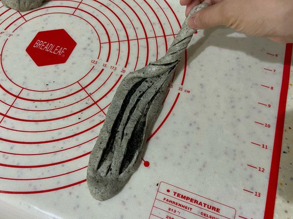 畫好後由上方開捲起來再將上下兩邊黏起來