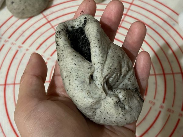 另一種包餡就像包子一樣稍微把麵團桿圓後將餡方進去