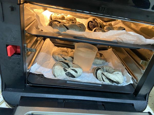 八個都好了後，放入烤箱最後一次發酵裡面放入一杯熱水唷！