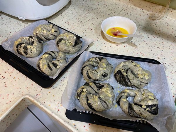 抹上蛋液及杏仁片，放入烤箱（家裡是氣炸烤箱160度30分）
依照個人家裡烤箱為主喔！