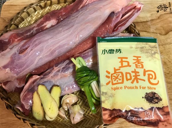 牛腱子心洗淨瀝乾，蒜頭洗淨拍扁；薑洗淨切片；蔥洗淨折捲起來；