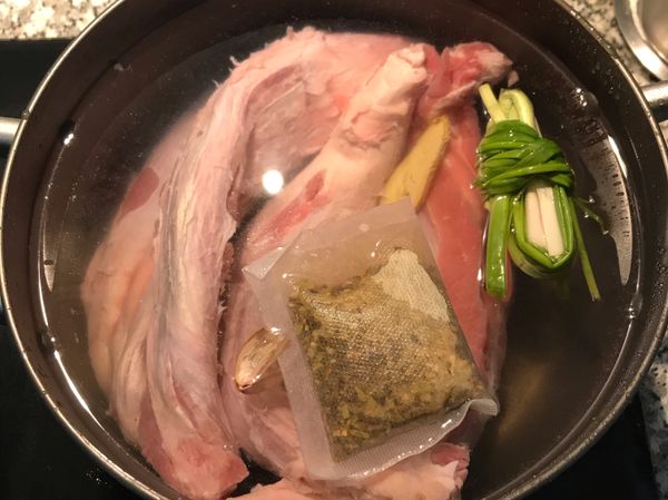 將所有食材放入煮湯中，加水淹過牛腱子心，倒入米酒大火煮滾；