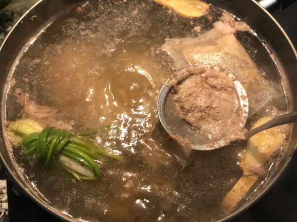 煮滾後轉小火，並用濾網將雜質撈起；繼續用小火燉煮45分鐘；