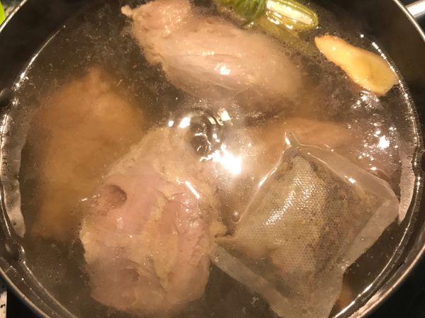 45分鐘後，再用濾網將雜質撈乾淨；