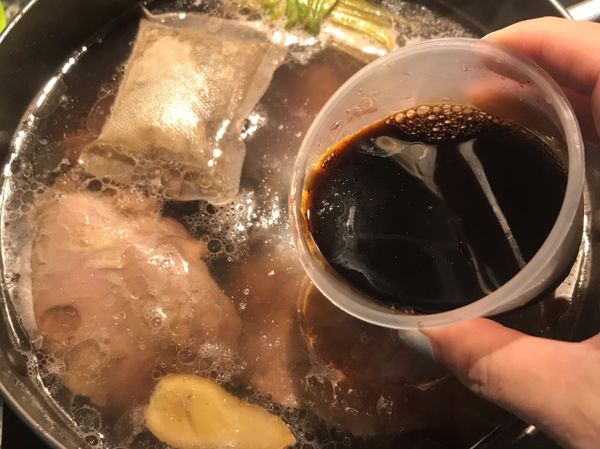 加入醬油，鹽和糖；