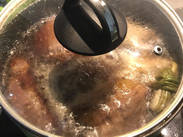 蓋鍋蓋小火煮1小時後，關火燜到降溫；