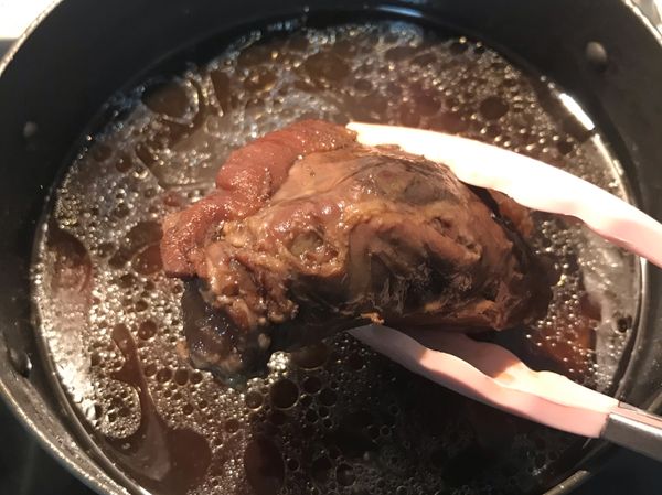 降溫後把滷好的牛腱用保鮮盒裝好，並加入滷汁，冰箱保存，如要放久一點就放冷凍；