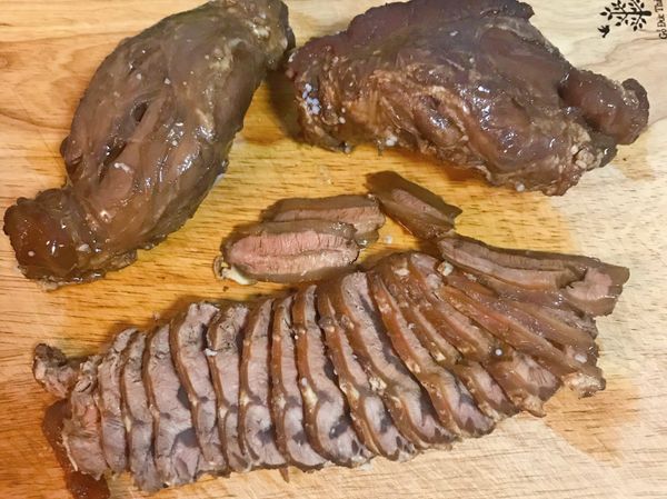 要吃時將冷藏的牛腱子心不加熱直接切薄片，滷汁加熱煮滾；