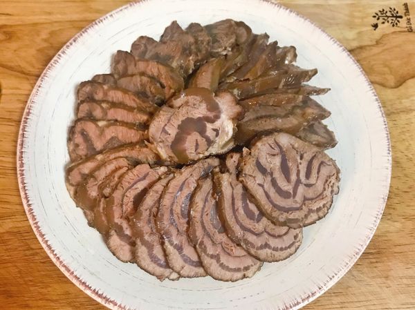 底下可以墊些小黃瓜絲；再擺上片好的牛肉；