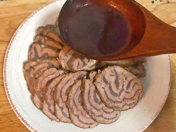 淋上煮滾的滷汁即可；也可以調些蒜蓉辣椒醬沾著吃。