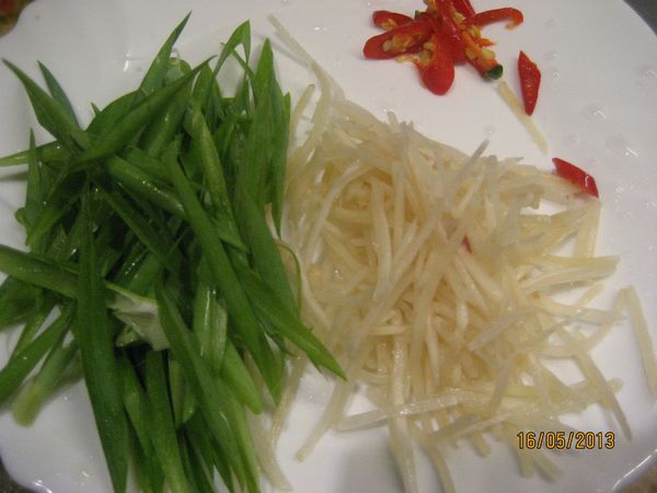 薑片、蔥切成細絲，紅辣椒切段。