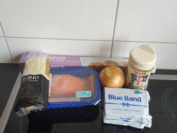 備料
洋蔥切片，金針菇洗淨。