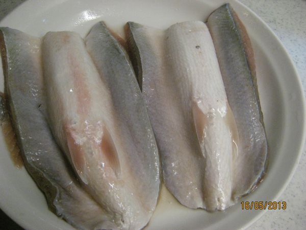 虱目魚肚二面均勻抹上鹽，及米酒。