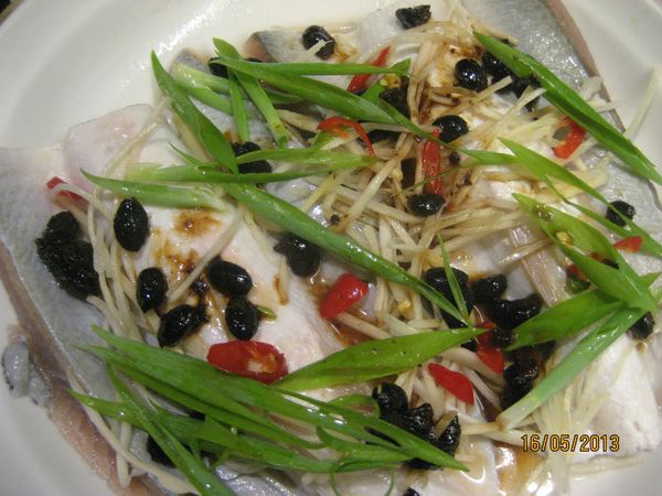 將薑絲、辣椒及1/2份量蔥均勻鋪放於虱目魚肚上再將豆豉平均灑上。