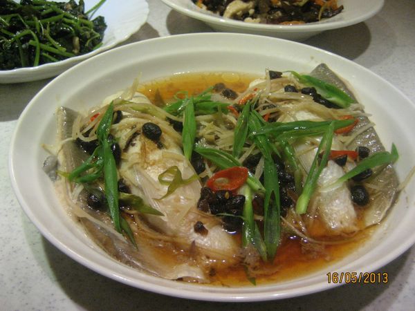 用大火蒸12分鐘，起鍋時鋪上剩餘的蔥絲，再淋上香油即可。