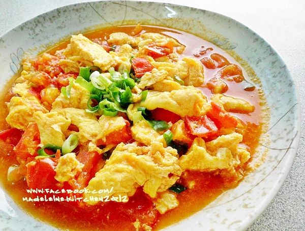 起鍋前試試味道..ok的話~淋下香油灑入蔥花拌一下即可盛盤。