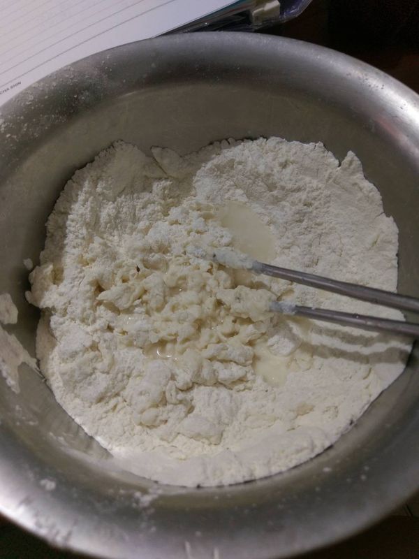 拿另一個鍋子把麵餅皮的所有材料(除了油)調和在一起，開水邊倒時筷子就邊攪拌。