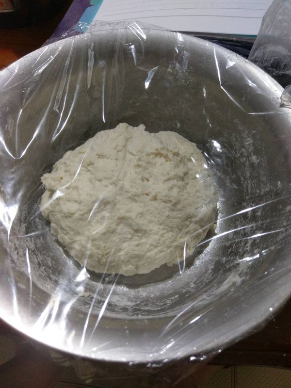 成糰後蓋上保鮮膜，先讓他休息半小時醒麵。