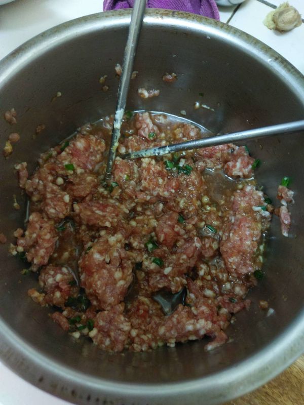 此時來把(1)的肉放入所有肉餡的調味料。並拌勺。