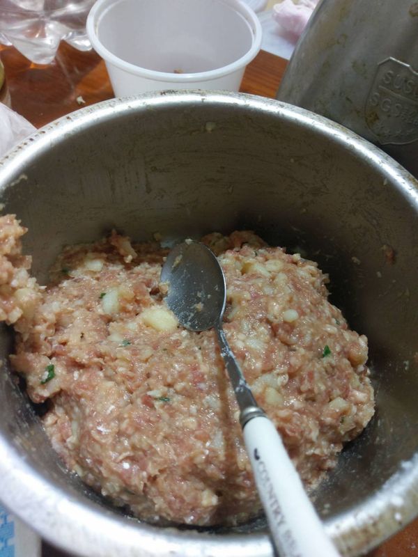 並攪拌入馬鈴薯泥。拌勺。把肉餡+馬鈴薯泥這鍋放入冰箱冰著。