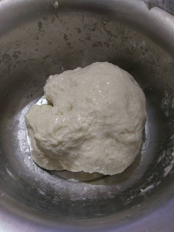 把剛剛休息半小時的麵糰拿來加入油並揉勺，讓麵糰把油吃進去。再讓麵糰休息2小時。