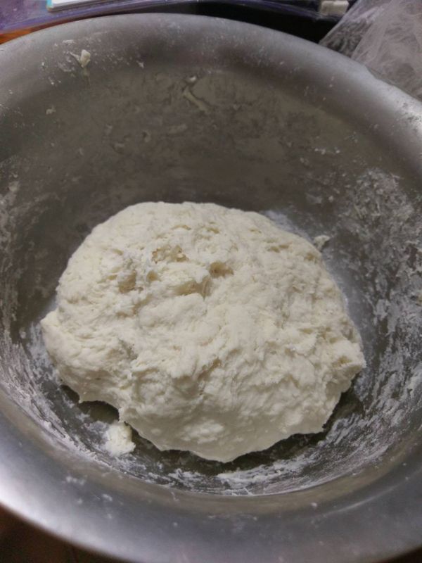 揉成糰，此時會比較黏手是很正常的唷。