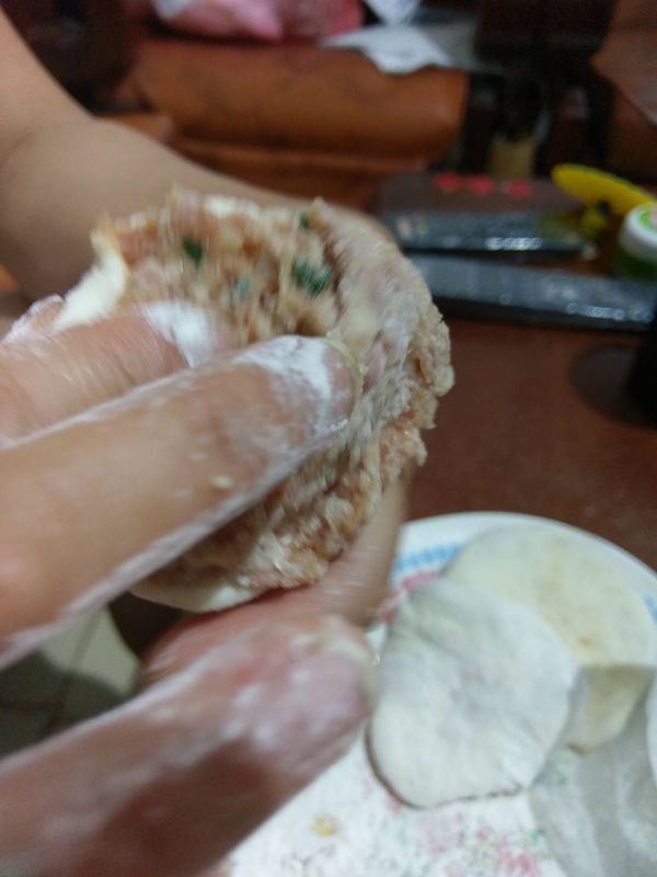 慢慢把底下的麵糰往肉餡上方拉長拉開，直到包住整塊肉。
這裡要小心不用怕麵破掉，這時候的麵糰很有伸展性的。