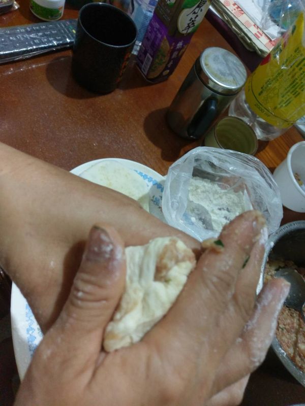 一邊用虎口去成形。