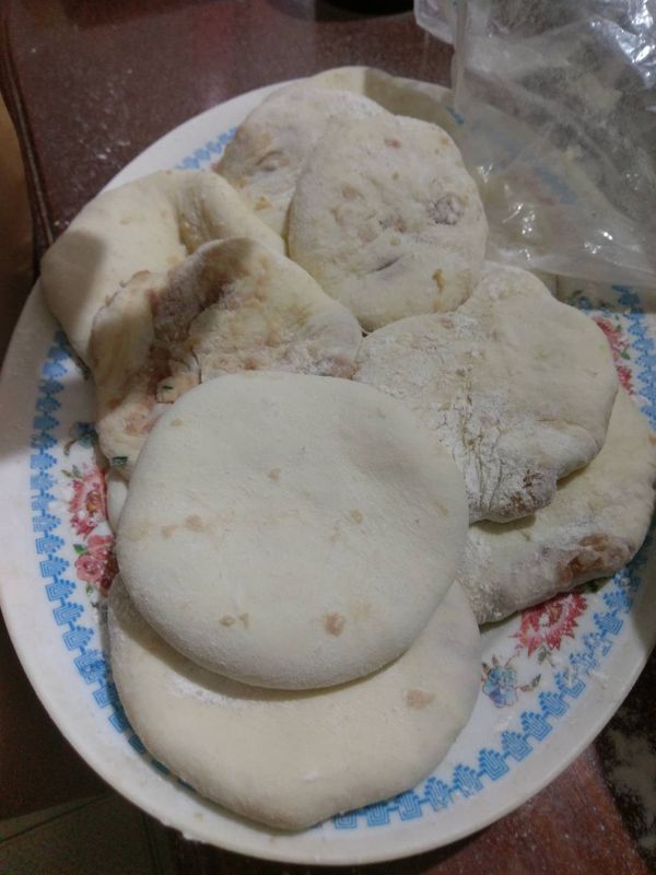 但記得每一片不要重疊在一起哦，會黏在一起，要盡量錯開攤平，接著平底鍋放油，每面煎3到5分鐘即可，小火煎哦。