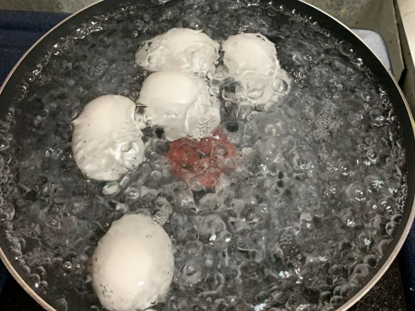 用中小火煮一鍋熱水，將雞蛋放入煮沸的熱水中開始計時7分鐘
備註：我準備的是冰箱直接取用的雞蛋，一顆約50g