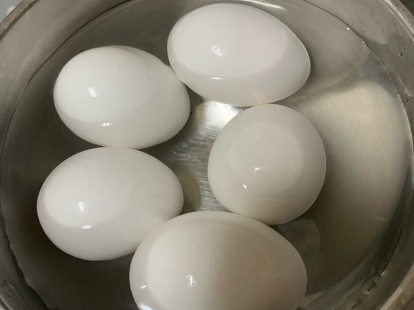 把煮好的鷄蛋放入冰水裡降溫，避免蛋黃因餘溫而太熟，也可加點冰塊，冷卻效果會更好更好