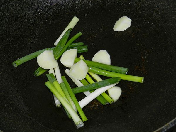 先處理控肉部份，熱一油鍋，蔥與蒜頭爆香