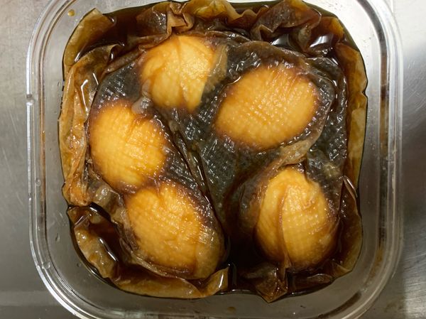 剝好蛋殼將蛋放到已放涼的醬汁裡浸泡一夜，上面可用餐巾紙覆蓋，這樣更能均勻泡到醬汁