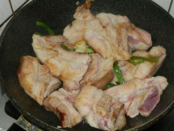 下三層肉煎炒至金黃