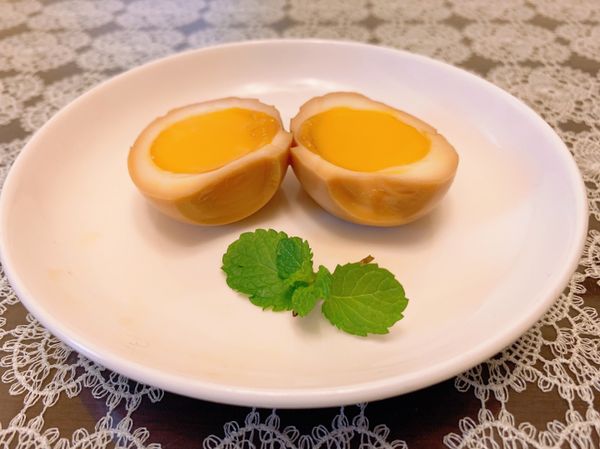 浸泡一夜的塘心蛋，等不急要切開來吃，就是這個味，甜甜的蛋黃香