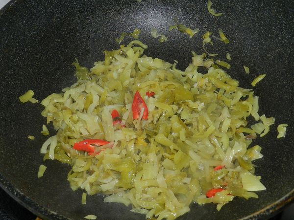起一油鍋，下酸菜與辣椒快炒