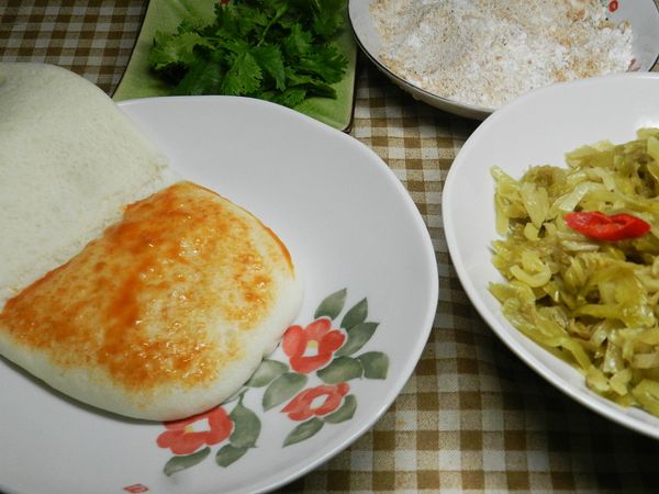 另外花生粉與糖粉一比一調成花生糖粉，香菜洗淨切好備用，割包蒸好後，先塗上海山醬