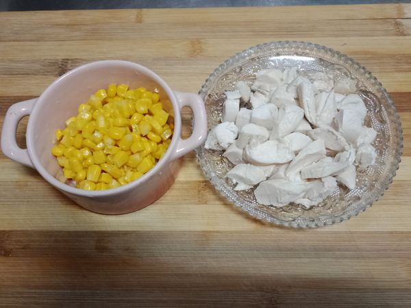 玉米粒備妥，再加入雞里肌肉切小塊燙熟或炒熟均可