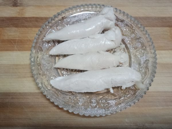雞裡肌肉用滾水川燙煮過，以去除腥味