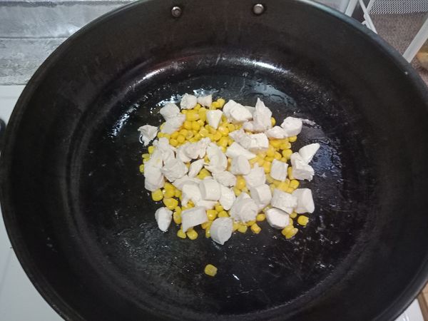 下鍋炒，以鮮味炒手調味，代替鹽巴