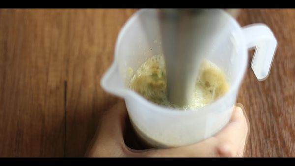 調味的材料用均質機打成汁備用，若沒有設備的朋友，把薑蔥用刀切細末即可