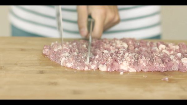 胛心肉去皮，用刀切小塊後剁碎，剁到有點黏稠感即可，或是請肉攤老闆粗絞
 肉碎放入大碗，