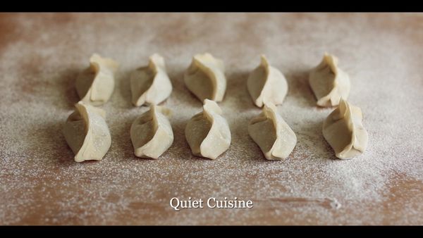 多的水餃先底部撒麵粉排好放盤子上，冷凍 1 小時，取出再用密封袋裝好冷凍保存。