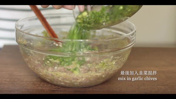 加入鹽，調味汁分三次拌入，每次汁被肉吸收後再加下一次。
最後放入韭菜拌勻。
