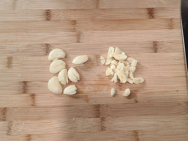 大蒜先拍打壓扁後
再切塊狀