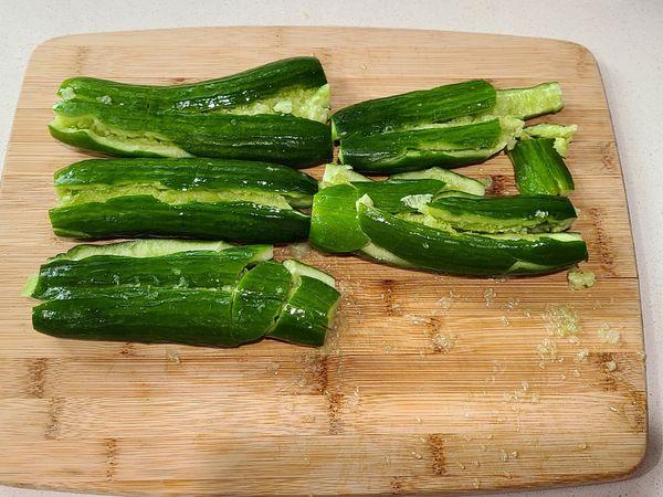 小黃瓜用菜刀的平面拍打
呈現這樣子即可