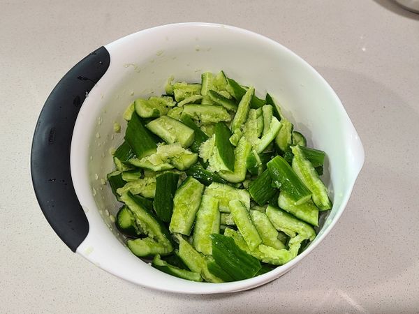 小黃瓜再用手一片一片剝碎