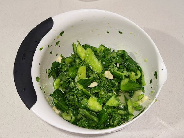 再加入白醋.糖.香菜.麻油.黑麻油
就完成了