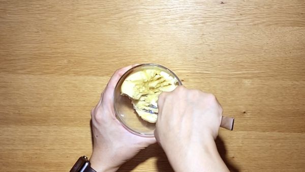 用叉子把香蕉壓成泥